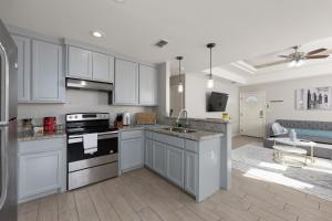 Cozy 3 Bed 2 Bath Apartment, Near Shopping Plazas, Expressway and Free Parking