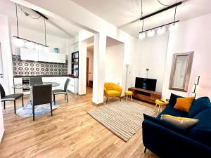 Lombardos Family - Free Private Parking 700m from the station!