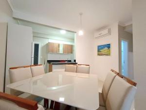 AR-001 Amplio Dpto con patio privado excelente ubicación céntrica