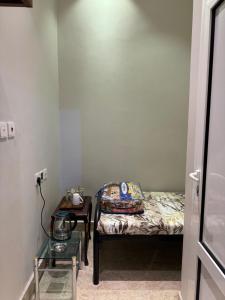 شقة صغيرة بدورة مياه ( غرفة سائق) النرجس ٢٤