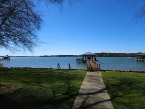 Lakefront Paradise - Mayhew