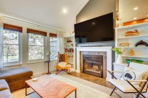 Modern Townhome with Hot Tub 10 Mi to Snowbird!