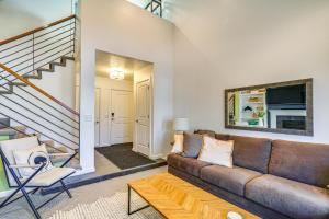 Modern Townhome with Hot Tub 10 Mi to Snowbird!