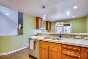 Modern Townhome with Hot Tub 10 Mi to Snowbird!