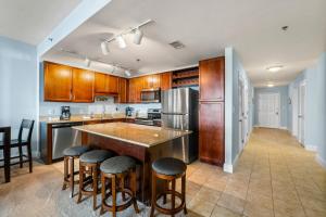 Laketown Wharf #320 by Nautical Properties