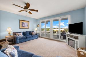 Laketown Wharf #320 by Nautical Properties