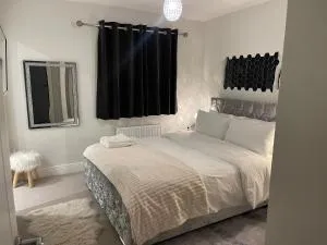 En-suite bedroom in a family home near Gatwick airport and Horley station - 查尔伍德