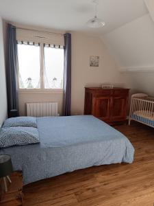 Maisons de vacances Grande Maison de plain pied avec jardin arbore. : photos des chambres