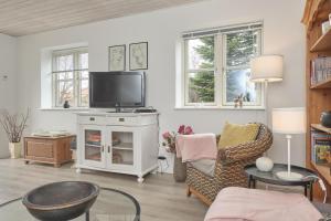 Nice Home In Ebeltoft With 4 Bedrooms, Sauna And Internet