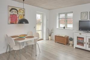 Nice Home In Ebeltoft With 4 Bedrooms, Sauna And Internet