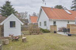 Nice Home In Ebeltoft With 4 Bedrooms, Sauna And Internet