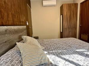 202 Walk the City Center 1bdrm 2bath AC Apt