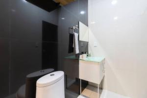 506 Great Location AC 1Bdrm 1bath apt Rooftop