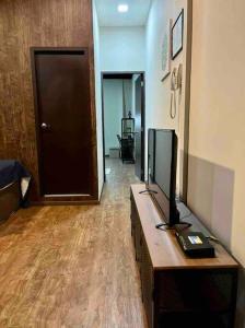 506 Great Location AC 1Bdrm 1bath apt Rooftop