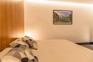 Zielo Studio apt 2Bdrm 1bath fits 6 AC Rooftop