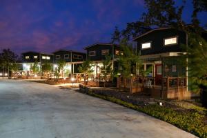 New Modern Lux Cabin Hot Tub FirePit Games