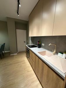 Urban Charm Apt With Jacuzzi