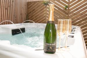 Appartements Studio les 2 fees - Jacuzzi et Decoration Enchantee : photos des chambres