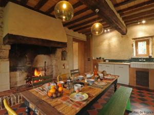 Longère Percheronne avec jardin clos et cheminée luxueuse - FR-1-497-197