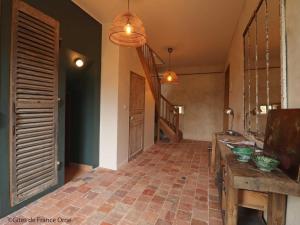 Longère Percheronne avec jardin clos et cheminée luxueuse - FR-1-497-197