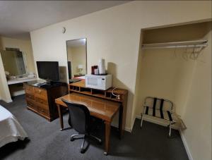Premium King Bed room in OYO Hotel Rose's Willcox - North Haskell Ave