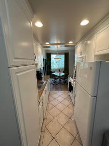 Beverly Hills Midle City 1 br Apt with Parking 202