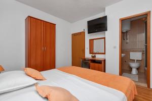 Apartments by the sea Igrane, Makarska - 20373