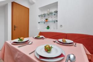 Apartments by the sea Igrane, Makarska - 20373