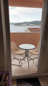 Apartments by the sea Tisno, Murter - 22850