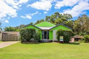 McLeods - Three-Bedroom, Pet-Friendly Coastal Escape in Central Agnes Water - Miriam Vale