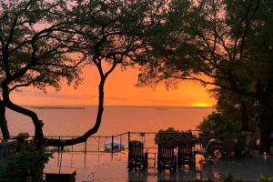 Lakefront Estate Stunning Views, Deck, Bar and Dock