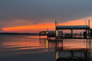 Lakefront Estate Stunning Views, Deck, Bar and Dock