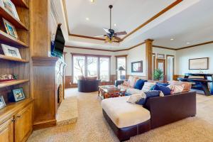 Lakefront Estate Stunning Views, Deck, Bar and Dock