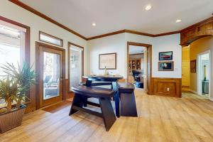 Lakefront Estate Stunning Views, Deck, Bar and Dock