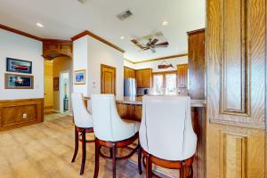 Lakefront Estate Stunning Views, Deck, Bar and Dock