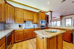 Lakefront Estate Stunning Views, Deck, Bar and Dock