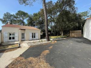 Maison familiale au cœur des pins avec jardin, proche plage, animaux acceptés, 700m de la côte. - FR-1-22-363