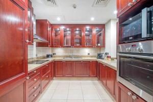 Stylish 2BR with Balcony Near Dubai Mall and Burj Khalifa