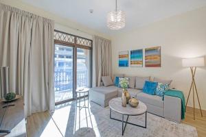 Stylish 2BR with Balcony Near Dubai Mall and Burj Khalifa