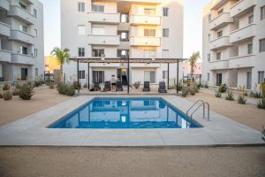 Downtown Beach Condo w Pool