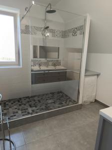 Maisons de vacances Grande Maison de plain pied avec jardin arbore. : photos des chambres