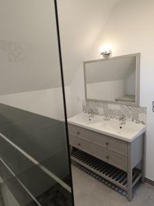 Maisons de vacances Grande Maison de plain pied avec jardin arbore. : photos des chambres