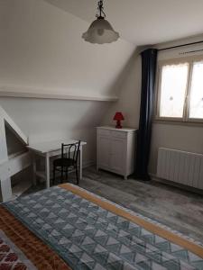 Maisons de vacances Grande Maison de plain pied avec jardin arbore. : photos des chambres