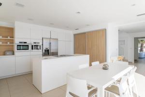 Designvilla with breathtaking view for 14 guests