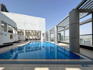 Stylish Studio Walk to Dubai Mall & Burj Khalifa with Pool, Gym & Balcony