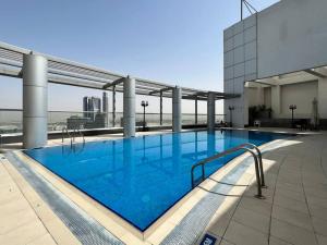 Stylish Studio Walk to Dubai Mall & Burj Khalifa with Pool, Gym & Balcony