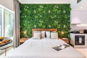 Stylish Studio Walk to Dubai Mall & Burj Khalifa with Pool, Gym & Balcony