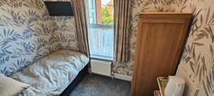 Single Room with Shower room in Brooke House