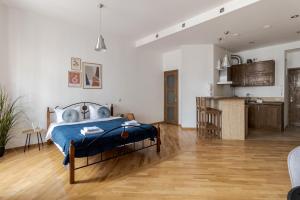 Rynok Square apartment with balcony