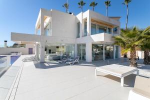 Designvilla with breathtaking view for 14 guests